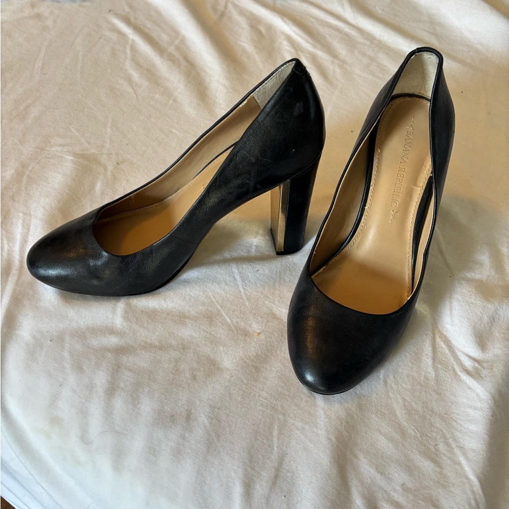 Banana Republic Black Leather Round-Toe Block Heel Pumps